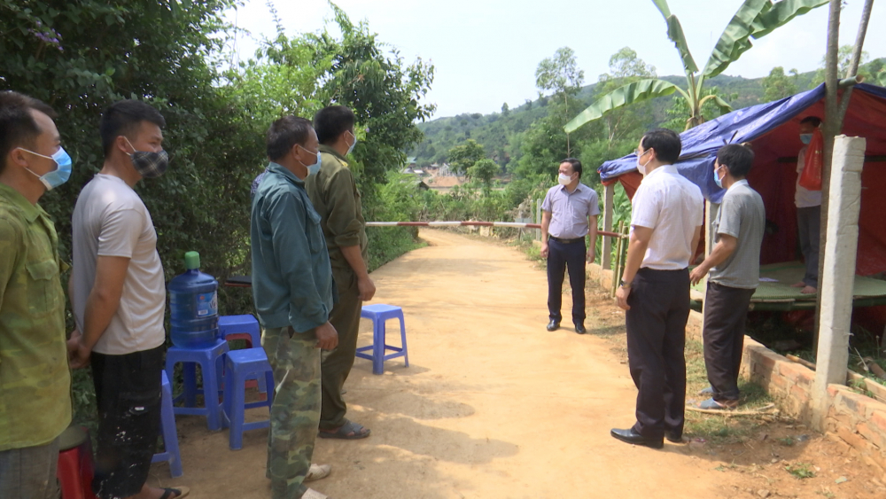 Đồng chí Bí thư thành ủy kiểm tra thực tế các chốt kiểm soát dịch bệnh Covid-19 trên địa bàn thành phố