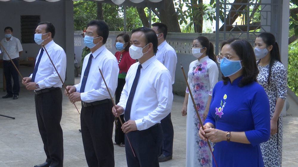 Thành phố Sơn La dâng hương tại Đền thờ Vua Lê Thái Tông và Nghĩa trang Liệt sỹ thành phố Sơn La