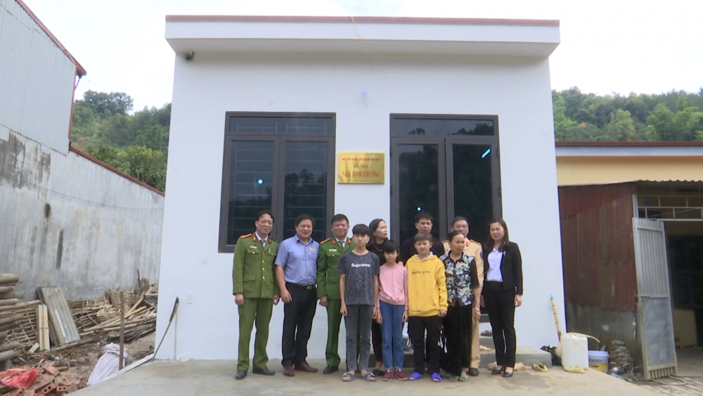 Ngân hàng An Bình, Công an thành phố trao nhà tình thương tại bản Giáng Lắc phường Quyết Thắng