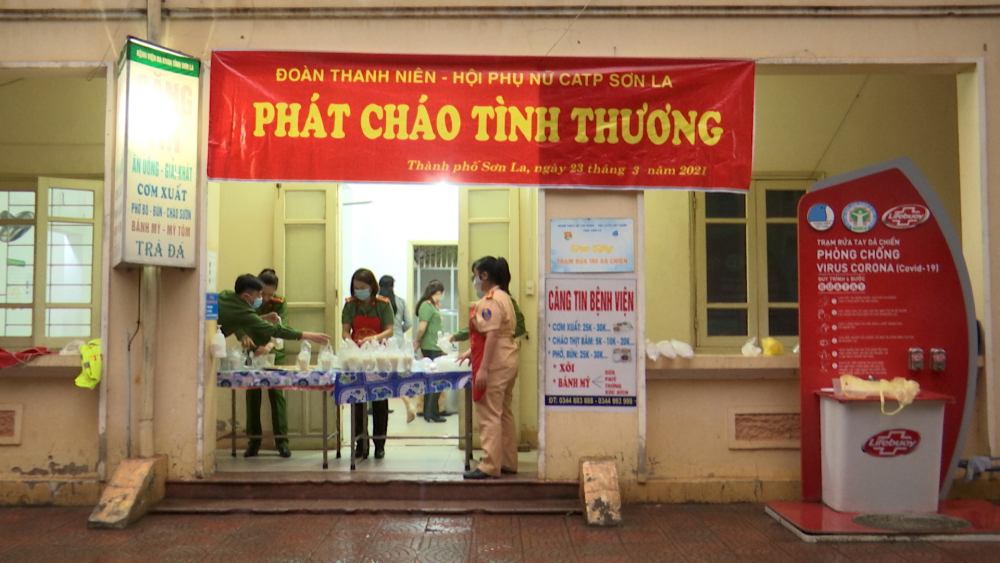 Hội Phụ nữ, Đoàn thanh niên Công an thành phố phát cháo tình thương tại Bệnh viện Đa khoa tỉnh Sơn La