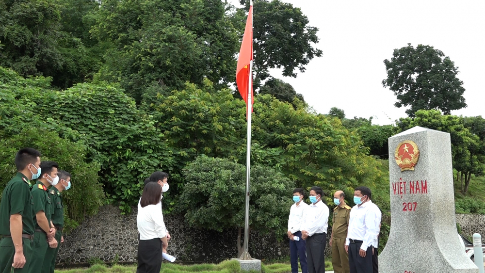 Thành phố Sơn La trao tiền hỗ trợ phòng chống Covid-19 cho huyện Sầm Nưa, tỉnh Hủa Phăn và huyện Huổi Sài, tỉnh Bò Kẹo nước CHDC nhân dân Lào